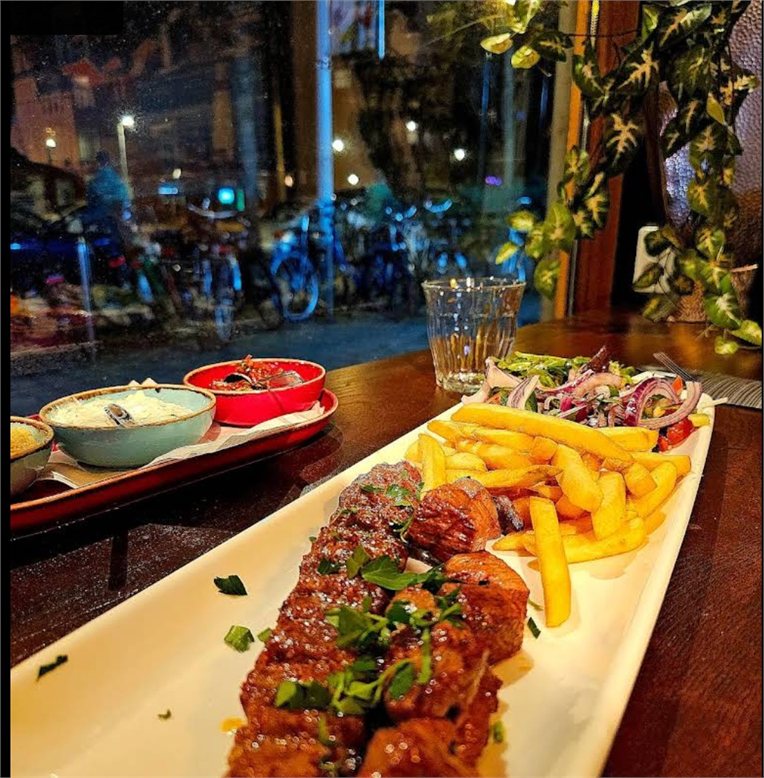 Gemengde grillschotel met friet, salade en mezes